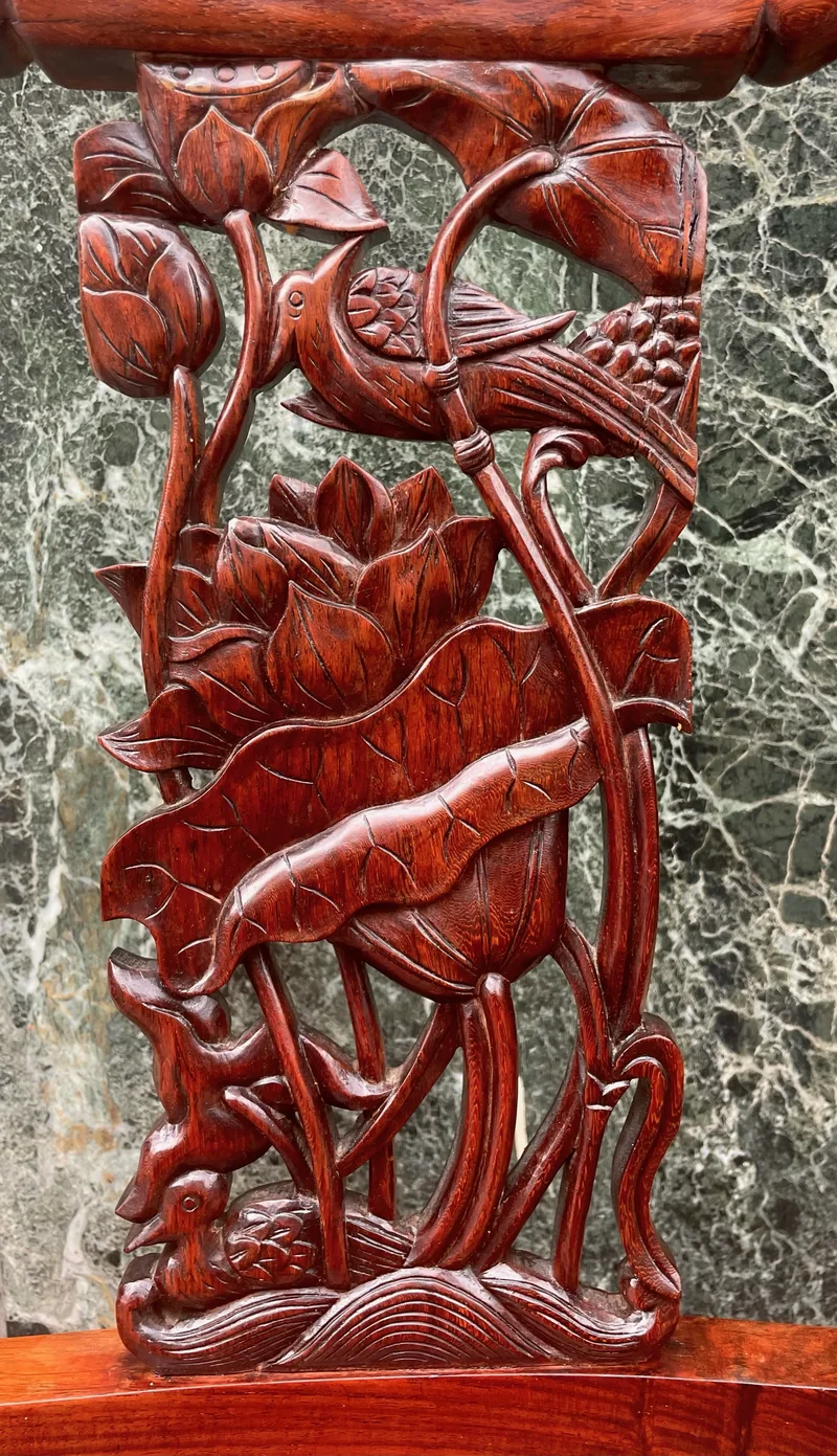 Détail du dossier d’une chaise chinoise en bois de Huanghuali Début XXe