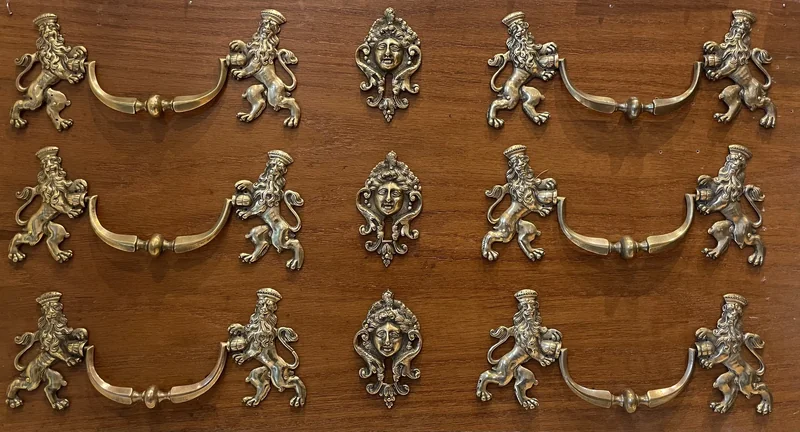 Ensemble de bronzes aux armes des Habsbourg marqués du R couronné, entrées de serrures à tête de Cerès – Dauphiné, XVIIIe avant 1745