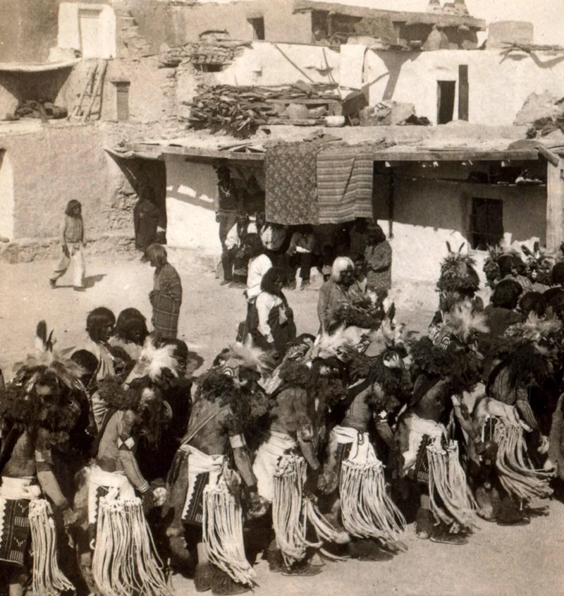 Danse hopi des Katsinam pour la pluie , Arizona, 1875.